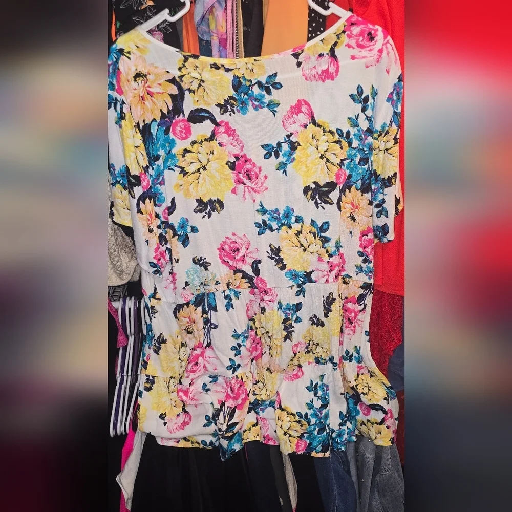 Torrid 2X White Floral Color Pop short Sleeve V Neck Lenny Babydoll Tunic Blouse
